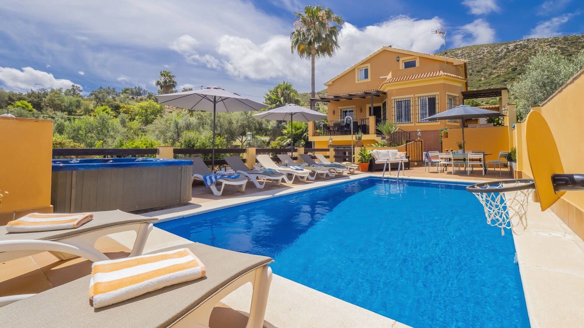 Cartama Cottage | Cubo's La Casa Grande/Jacuzzi/pool/air conditioning/garden