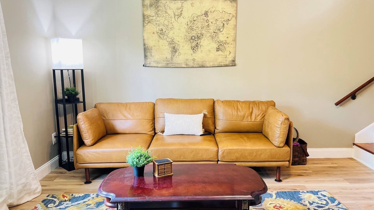 Wayne House | Culinary Kitchen, 65” Tv, Pet friendly, WiFi, Quiet, Convenient, CoveredParking