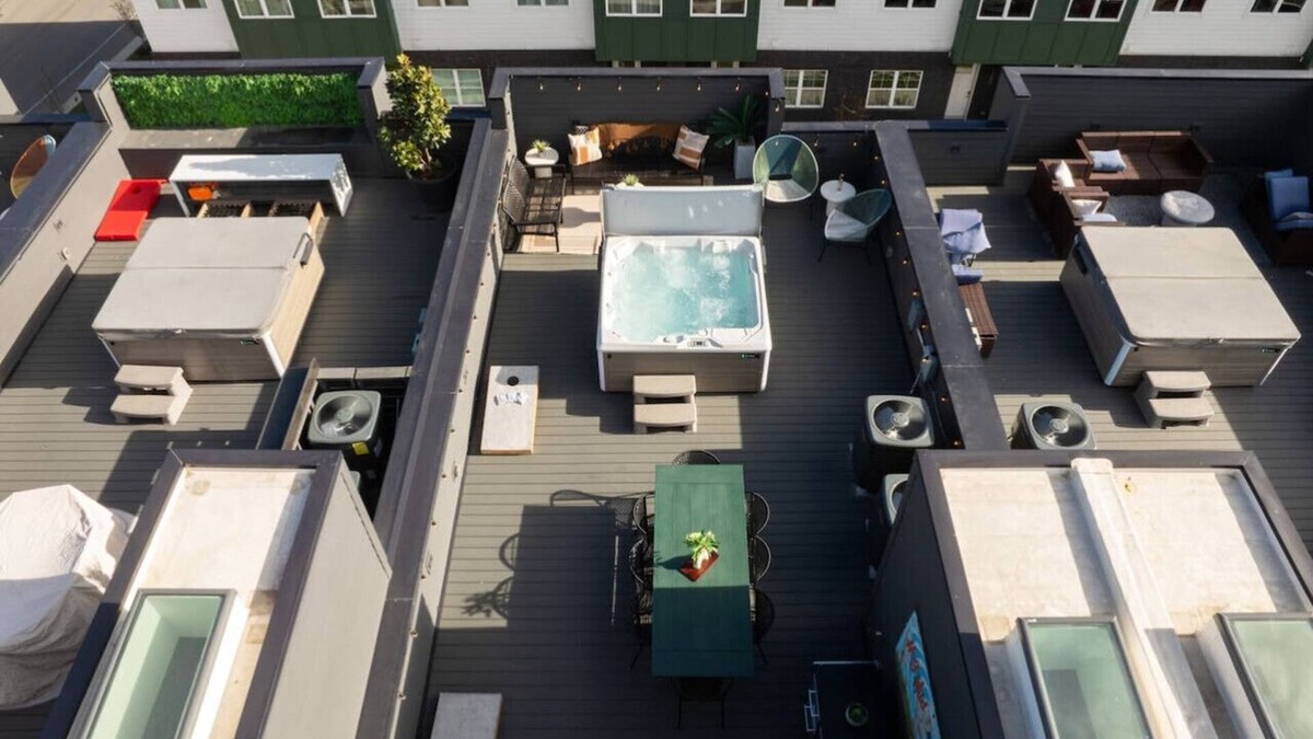 East Bank Apartment | Cumberland Social I Rooftop Hot Tub!