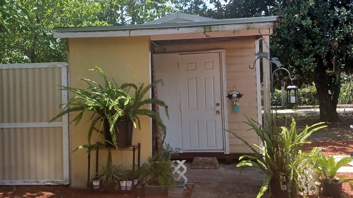 Westside Cabin | Cupcake Cabin Mini 1-bed 1 bath getaway in Jacksonville