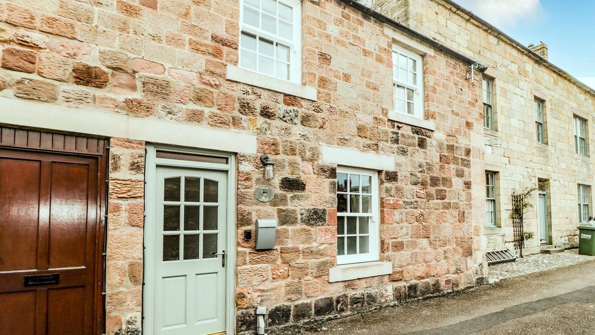 Berwick-upon-Tweed Cottage | CURLEW COTTAGE, 2 FENKLE STREET, family friendly in Holy Island
