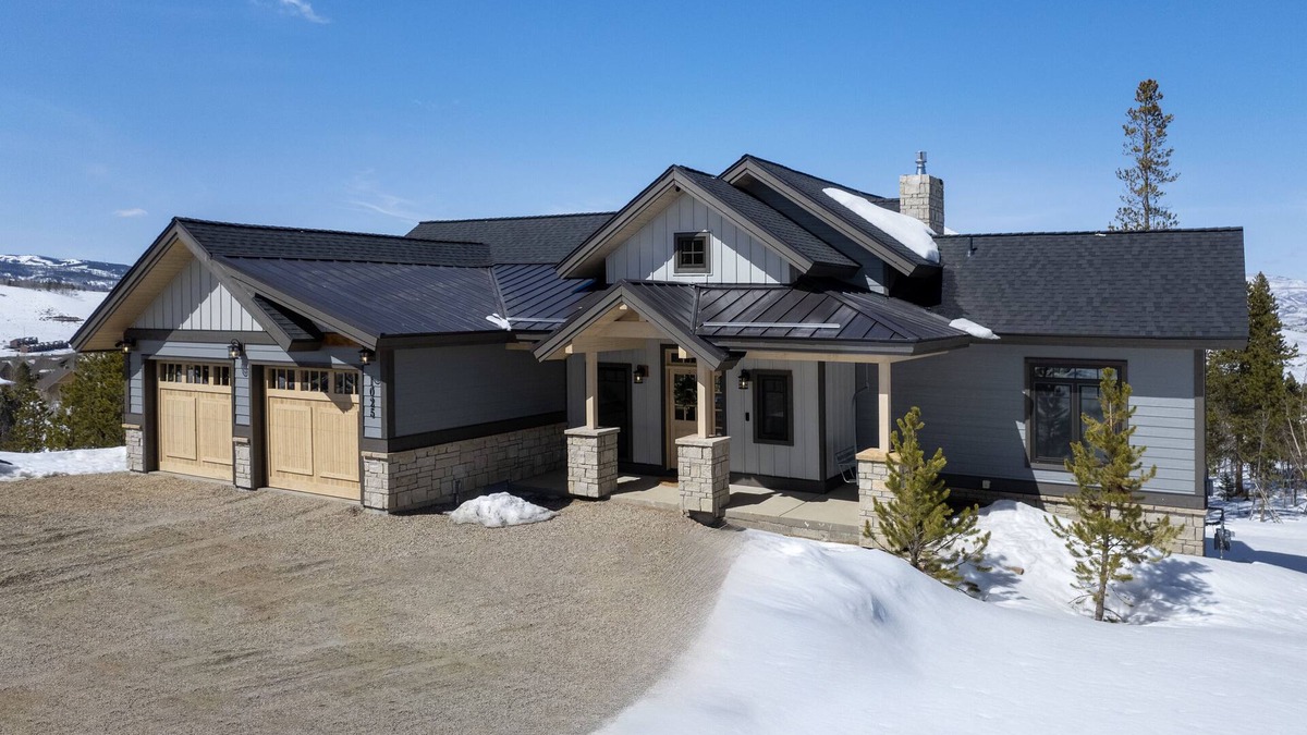 Granby House | Custom 4BDR, Hot Tub, Views, Ski in/out, Slps 10!