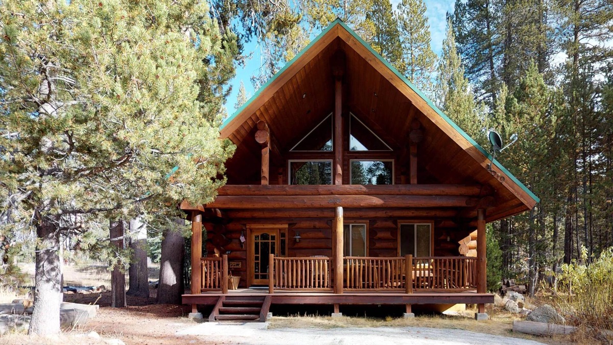 Lakeshore Cabin | Custom-Built Log Cabin w/Huge Deck & Great Location Steps from Huntington Lake