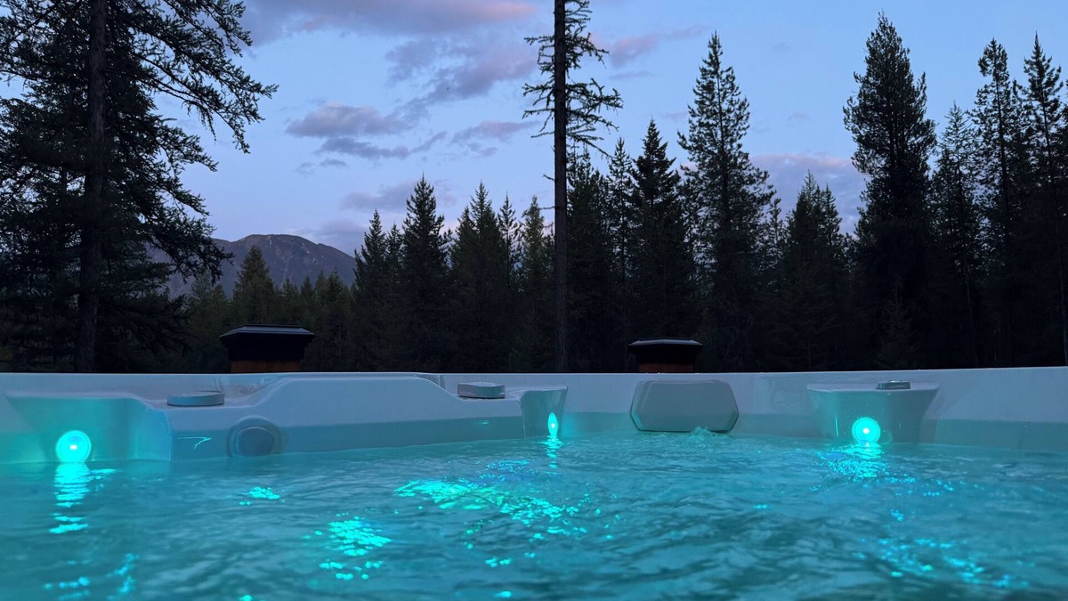 West Glacier Cabin | Custom built West Glacier cabin with private Salt Water Spa