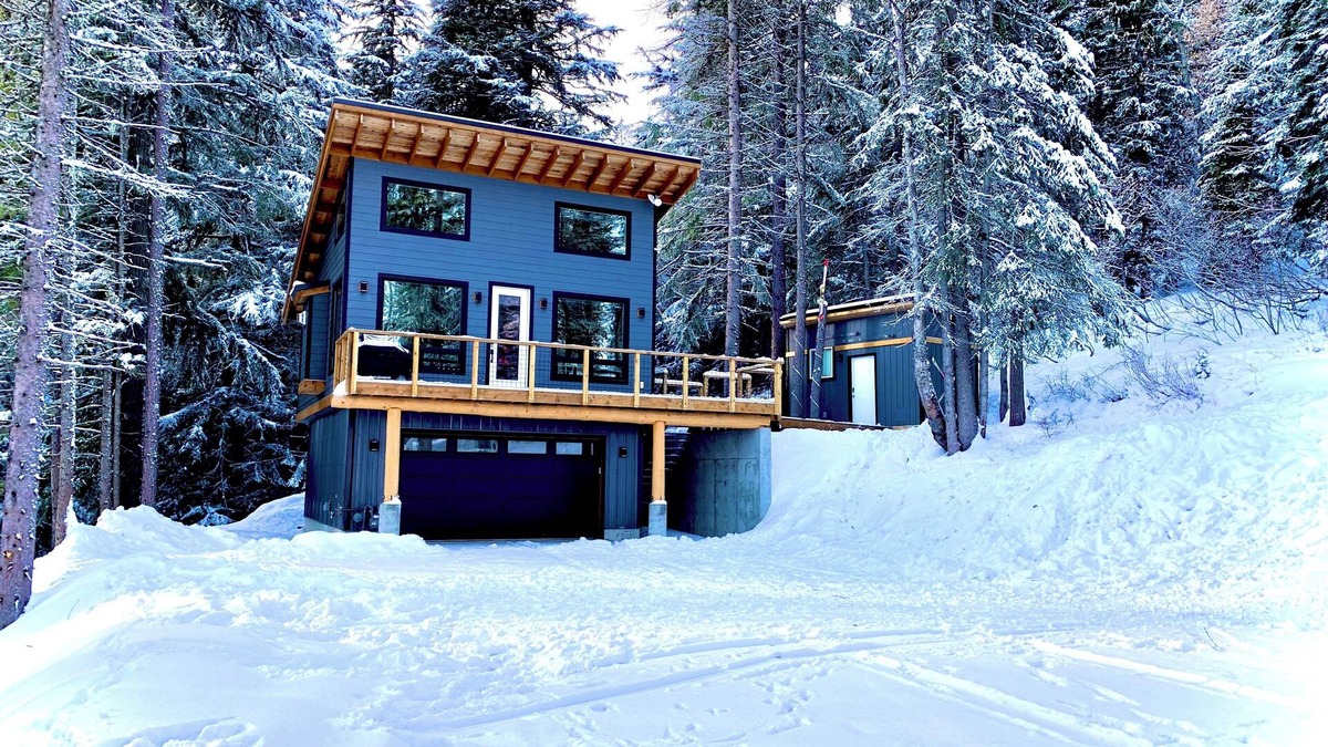 Sandpoint Cabin | Custom Cabin: Great location, Hot Tub, & more!