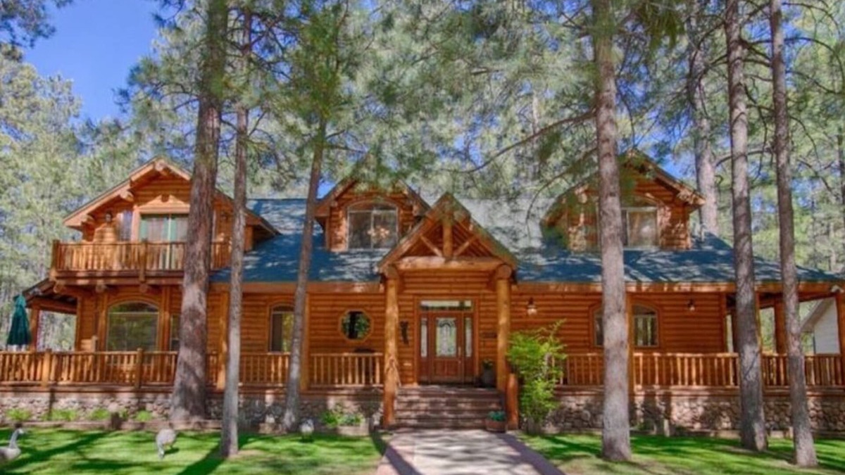 Pinetop Cabin | Custom Cabin on Golf Course - Don't Miss Out!