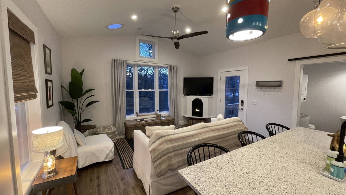 Westerly House | Custom cottage close to everything-Enjoy long walks on beach without the crowds!
