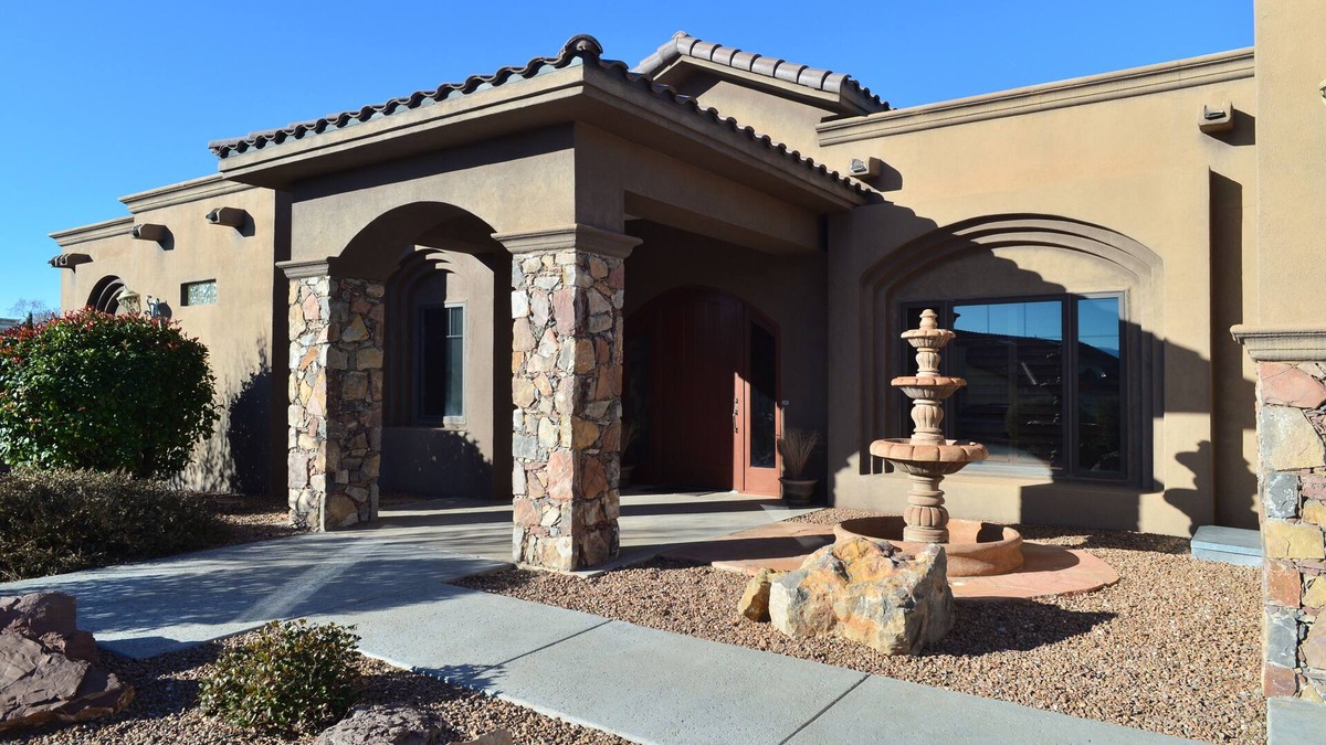 Las Cruces House | Custom Cruces Tuscan Home - Minutes to Shopping, Golf Course, Mountains and More
