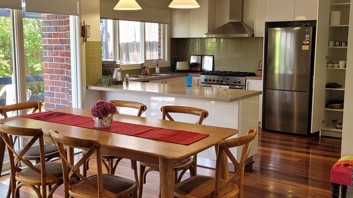 Kew House | Custom designed spacious luxury home with modern amenities in Kew, 7km to city.