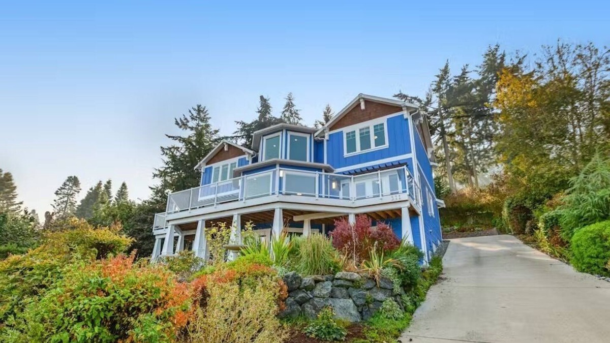Coupeville House | Custom estate with 6 bedrooms, 4+baths, private beach in enchanting Coupeville.