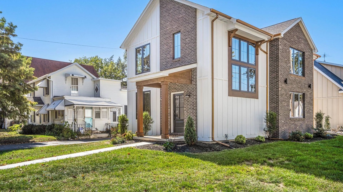 Bowling Green House | CUSTOM FALCON PUTTING GREEN and Luxury combined to create your DREAM stay here in the heart of Bowling Green