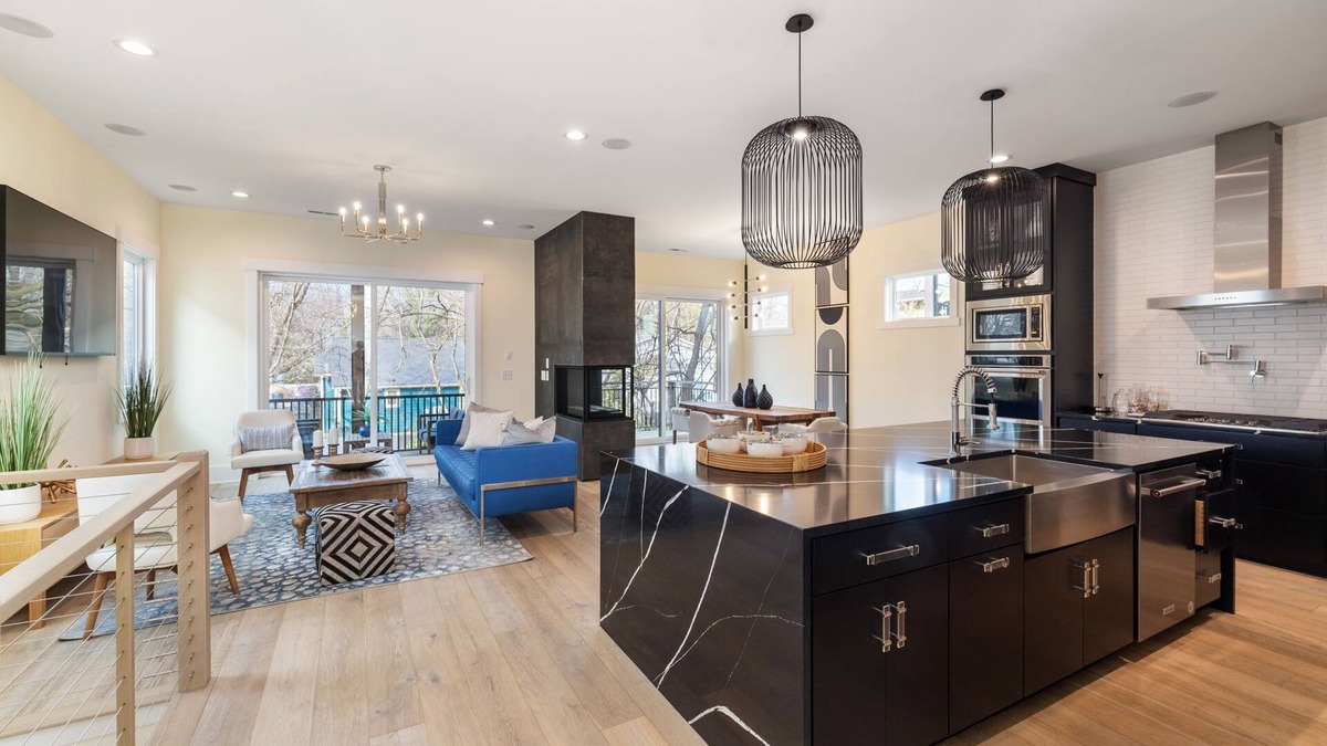 East Durham House | Custom Home Near Duke~Fast WiFi & Easy Check in