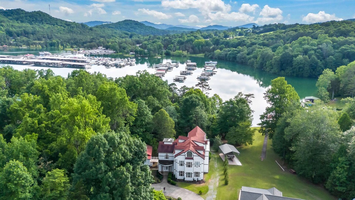 Rock Harbor House | Custom Norris Lake home in no-wake zone w/hot tub & two kitchens - dog-friendly