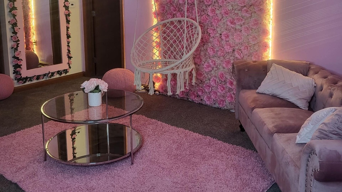 Erie House | Custom Pink Unit “Glam Girls Getaway” 💕