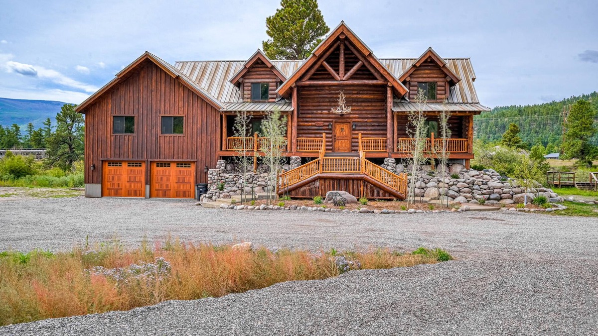 Rio Vista Estates House | Custom riverfront log home w/hot tub, decks & fireplace