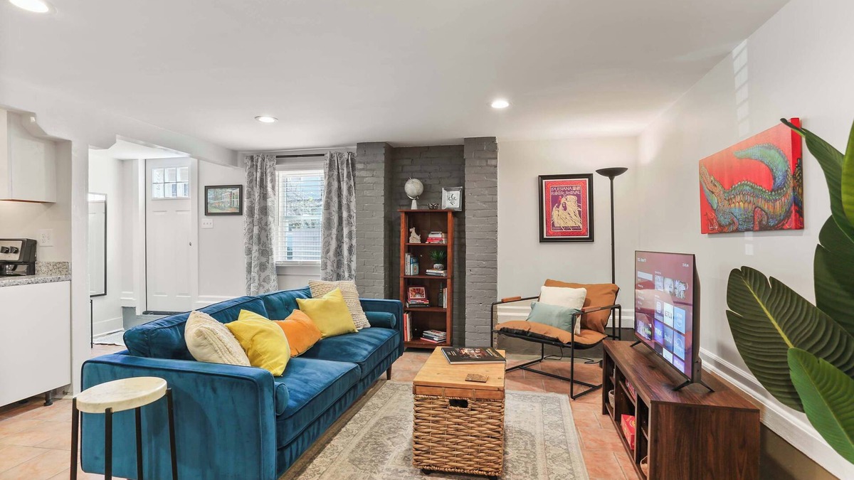 Leonidas Apartment | Cute 2 Bedroom Close to Streetcar & Restaurants