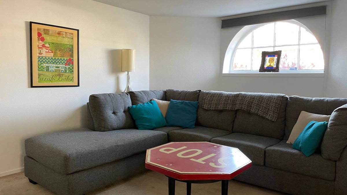 East End Apartment | Cute 2br apartment in charming Alameda Victorian. Close to Park St.