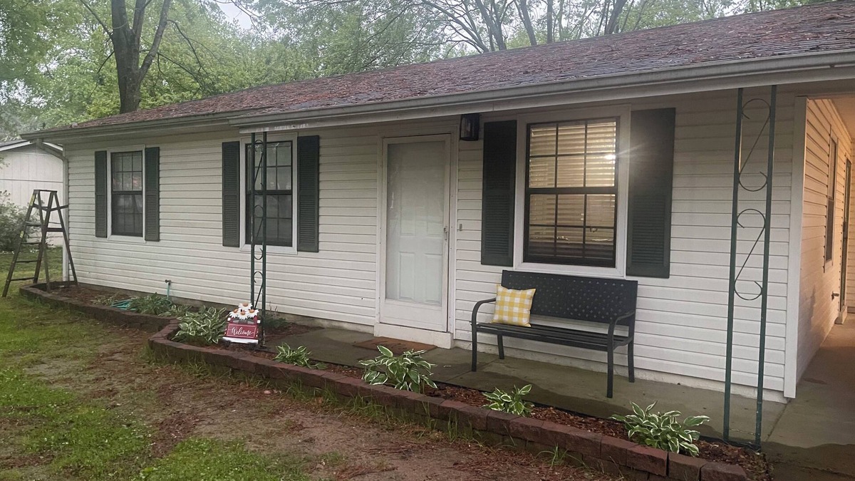 Martin House | Cute 3 bedroom 1 bath on quiet street in Martin,Tn .pet friendly and sleeps 8