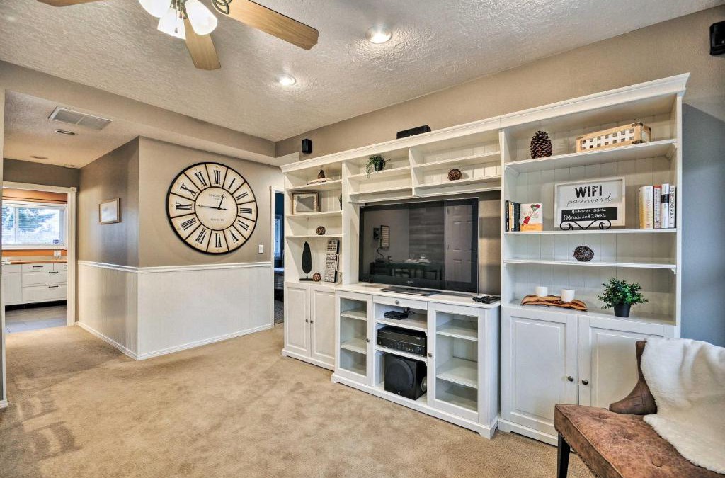 Boring House | Cute and Cozy PDX Area Townhouse 31 Mi to Mt Hood!