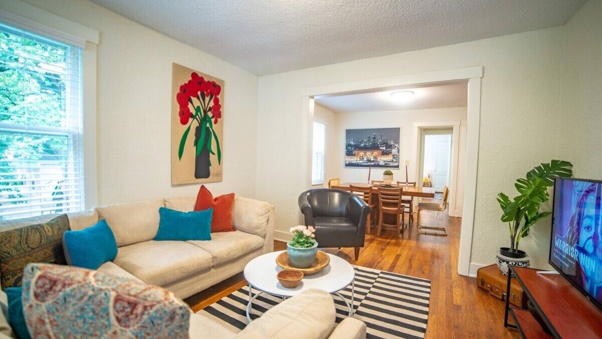 Southmoreland Condo | Cute And Cozy, Private and Quiet. Central KC