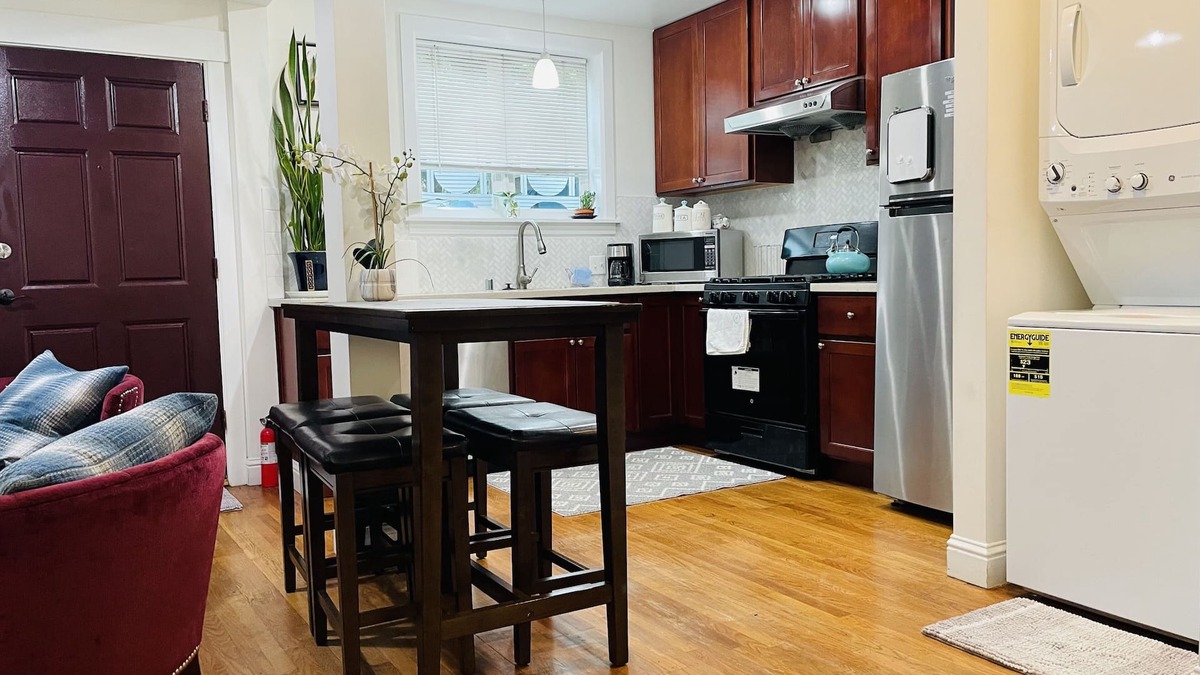 Fruitvale Apartment | Cute and Stylish Unit by BART, near Downtown, and Coliseum, & Oakland Airport