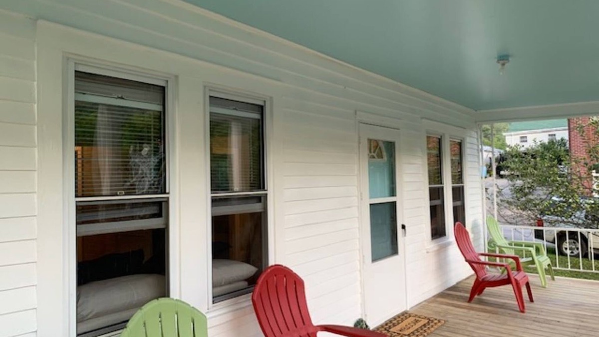 Meadow Bridge House | Cute Bungalow in NewRiver Gorge National Park(sleeps 6, pet friendly)