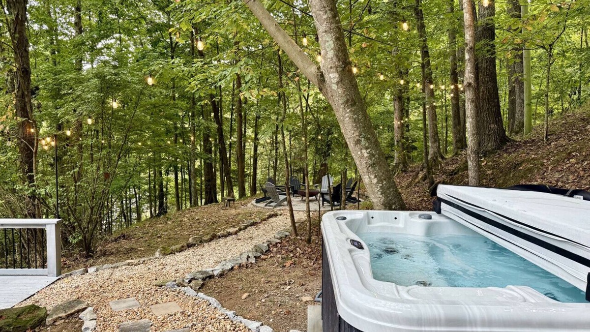Hendersonville House | Cute Cabin with Hot Tub 30 mins from Nashville
