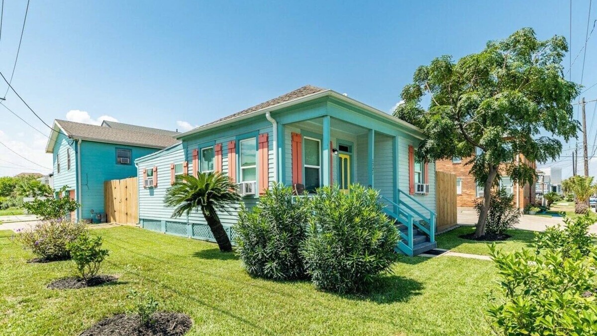 San Jacinto House | Cute Casa Azul-2 Blocks to Beach, Private Yard!
