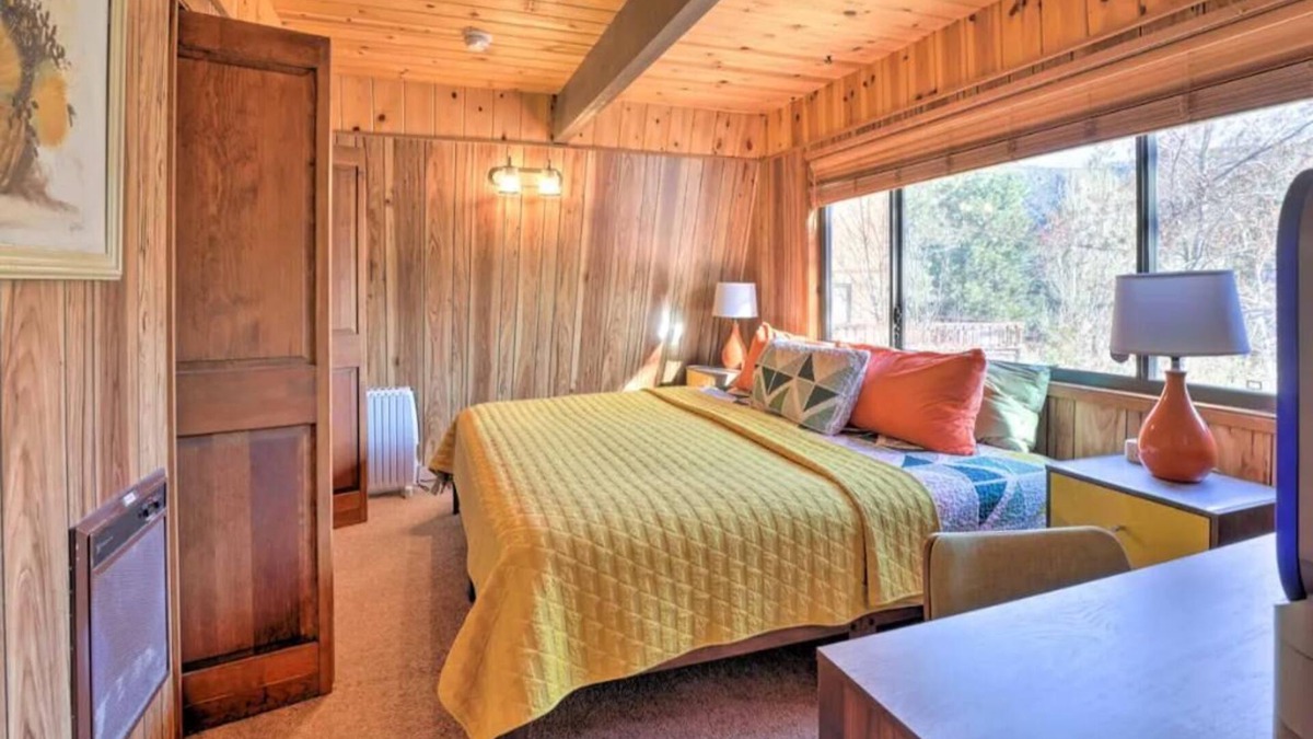 Pine Mountain Club Cabin | Cute colorful alpine cabin with Hot Tub!