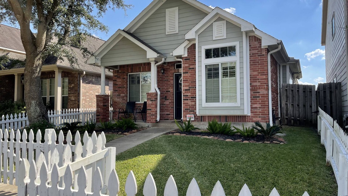 Clodine House | Cute & Comfy Home for Short or Long Stays !
