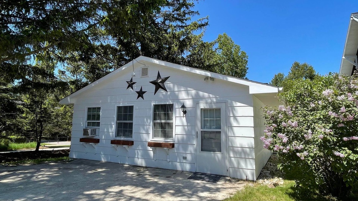 Baileys Harbor House | Cute Cottage - Center of the Door Peninsula - Pet Friendly!
