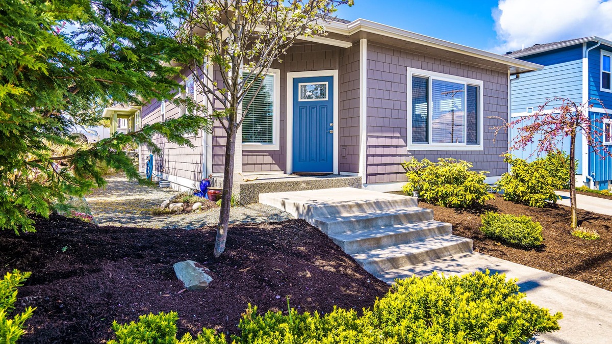 Anacortes House | Cute cottage, close to everything Anacortes has to offer. Discounts available