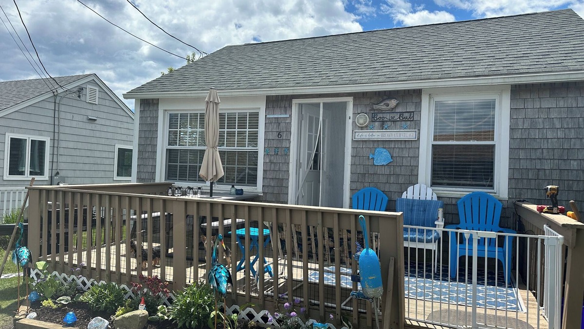 Breakwater Village Cottage | Cute cottage with a private beach