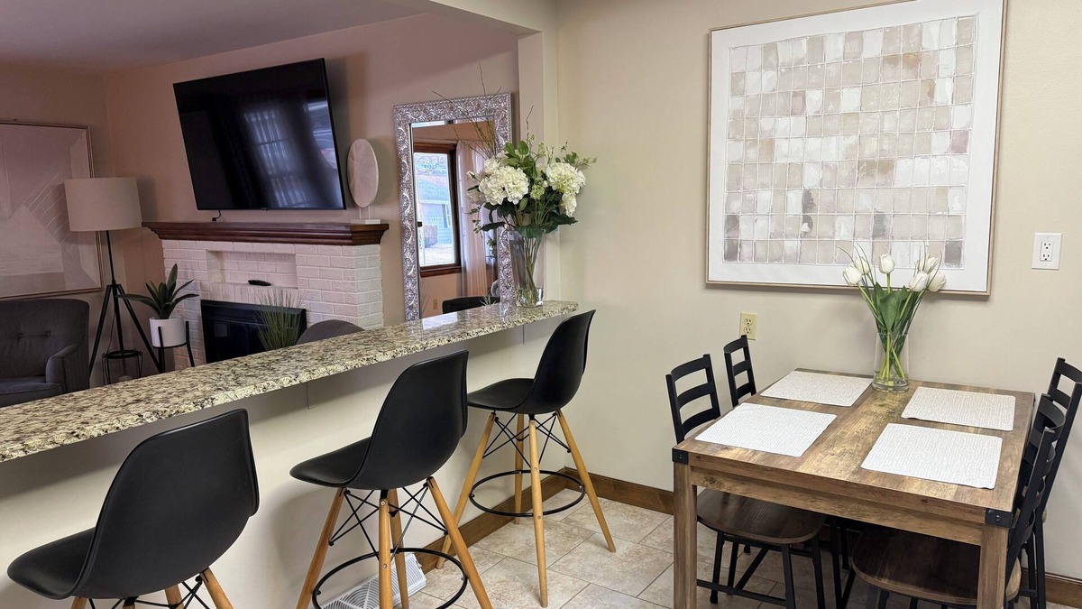 Dubuque House | Cute & Cozy 4 Bedroom 2 Bath Ranch House EXCELLENT SAFE located in center of DBQ