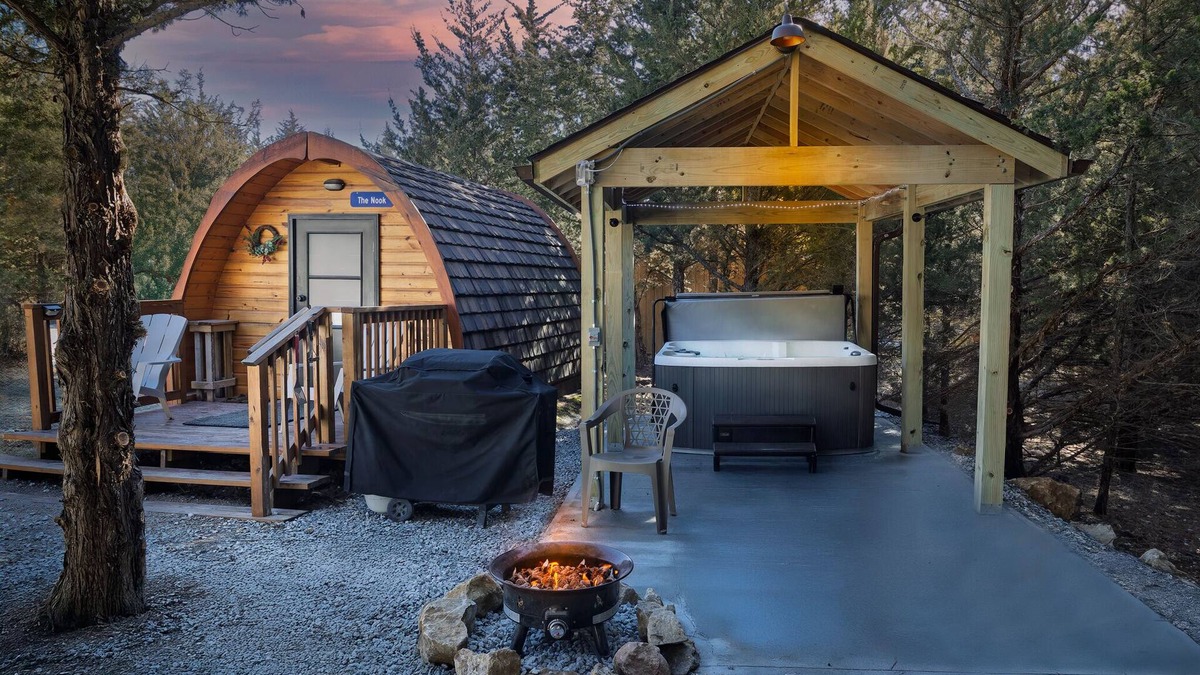 Ashland Cabin | Cute European Bungalow Cabin w/Hot Tub. 1 Double Bed and Pet Friendly!