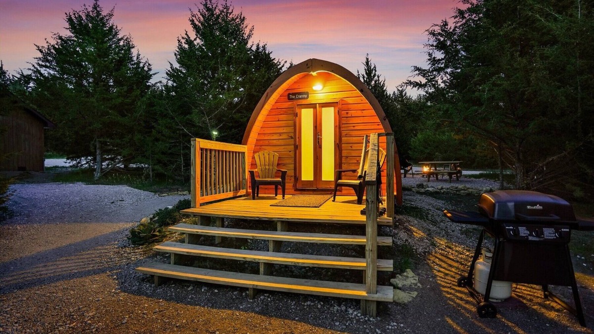 Ashland Cabin | Cute European Bungalow Cabin w/Hot Tub. 1 Double Bed and Pet Friendly!