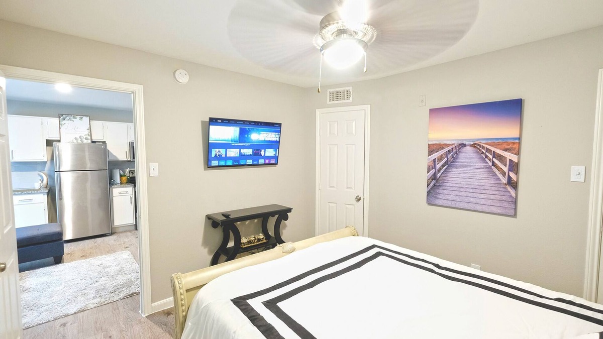 Spring Branch West Apartment | Cute Getaway - W. Houston, Galleria, Spring Branch ❤️