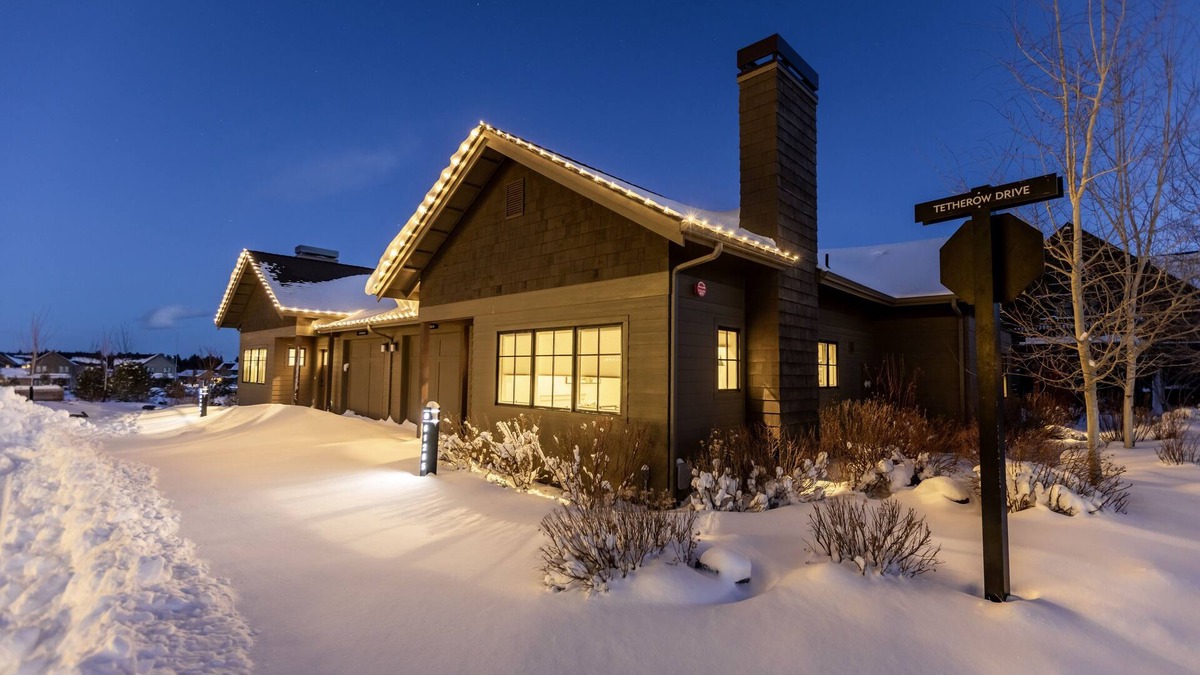 Bend Cottage | CUTE! Heart of resort w/amenities ~ private patio ~ pocket park ~ wifi ~ 🐶