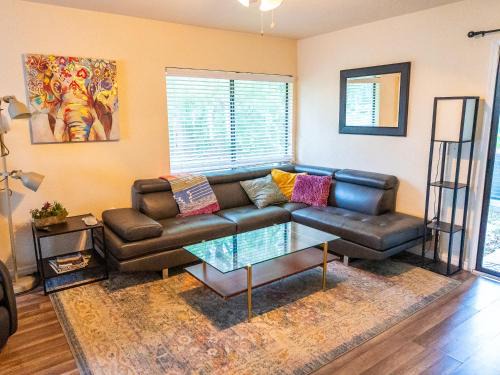 University Heights Apartment | Cute home w/massage chair and wifi
