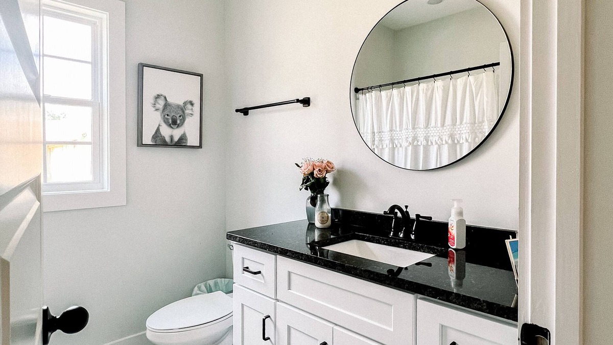 Auburn House | Cute House .5 miles from Auburn University with Porch Swing and Grill