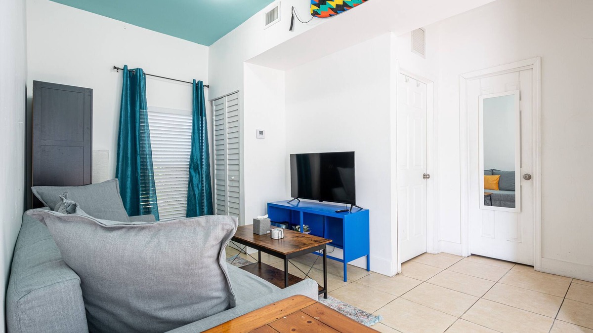 Little Haiti House | Cute little home with free parking - La Haciendita