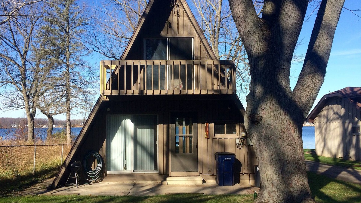 Battle Creek Cabin | Cute Mid-Century Cottage on Fine Lake!