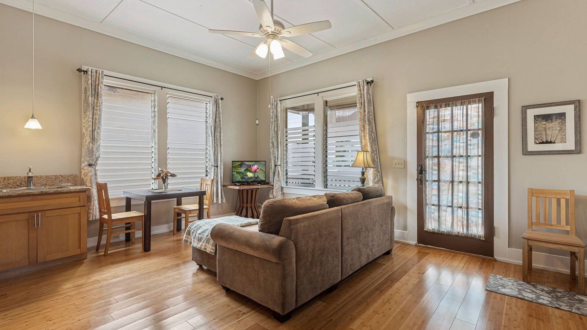 Wailuku Cottage | Cute Plantation Cottage; Walk into Wailuku Town; Central Location!