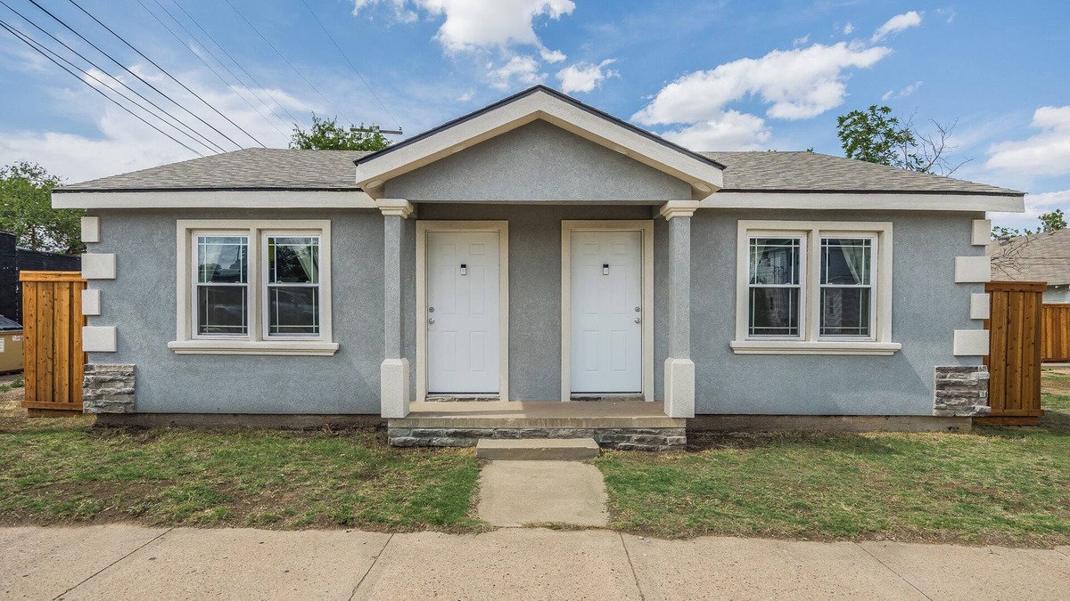 Amarillo House | Cute, Privately Split Duplex W/Queen Beds & Large TVs, Located on RT 66