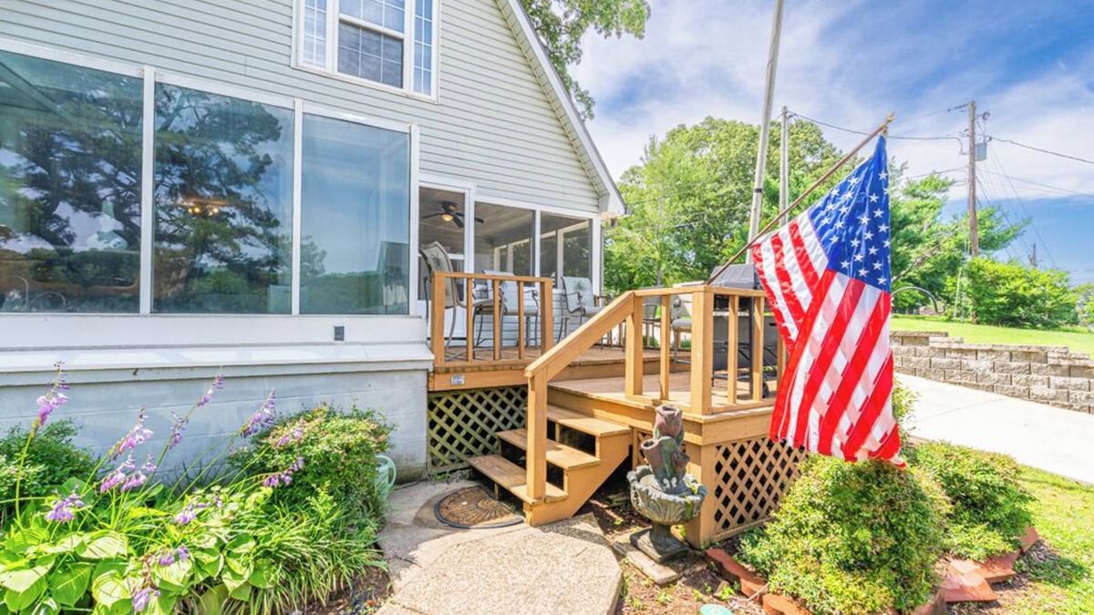 Muscle Shoals House | Cute renovated home 10 min to RTJ Golf. Pet Friendly and has Water trampoline.