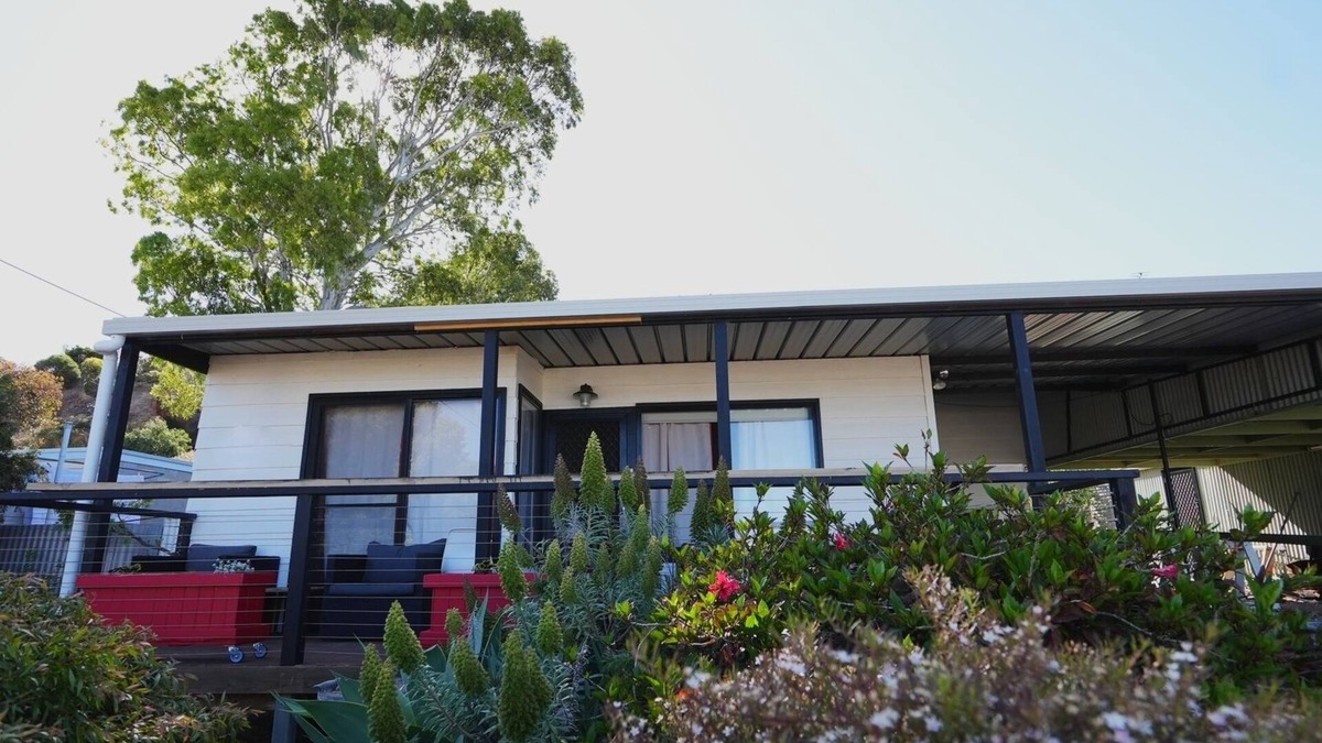 Ardrossan House | Cute retro-themed beach shack - 5 mins from the sea