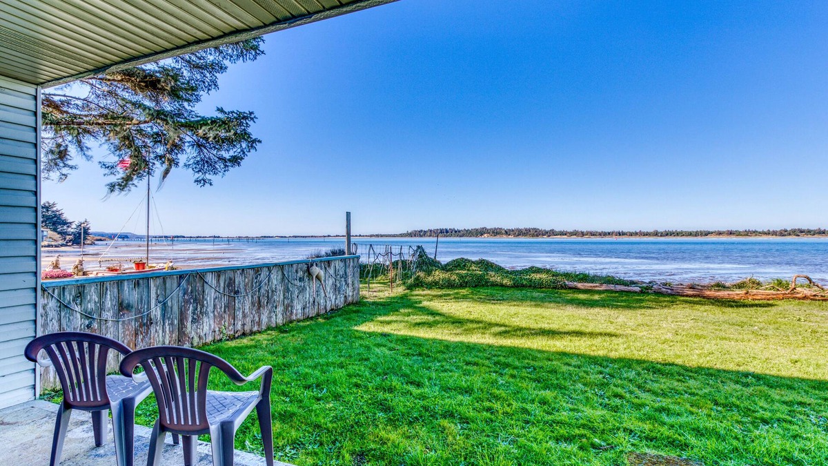 Coos Bay House | Cute Waterfront Cottage with Private Washer/Dryer & Wonderful Views of the Bay