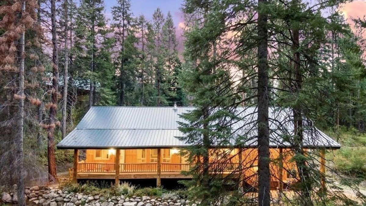 Garden Valley Cabin | Cutthroat Cabin: Large cabin with creek, 5 min. to Terrace Lakes for golf