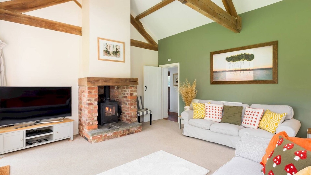 Uckington House | CV35 8AT, The Barns, Hampton Lucy · Peaceful 2Bed Retreat in Hampton Lucy & Parking | Pass The Keys