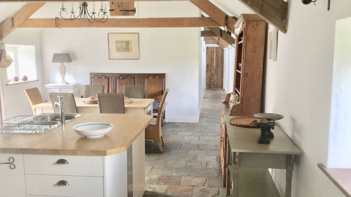 Llandovery House | CwCw Barn - Cuckoo Barn, on a hillside near the Brecon Beacons